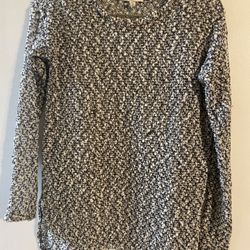 1125. Preowned Aeropostale Black And White Metallic Top Size XS $5.00