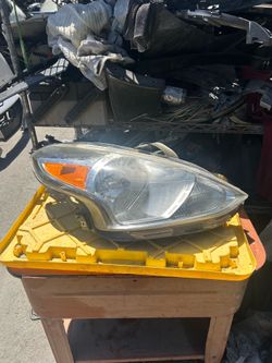 2015-2019 Nissan versa right passenger headlight