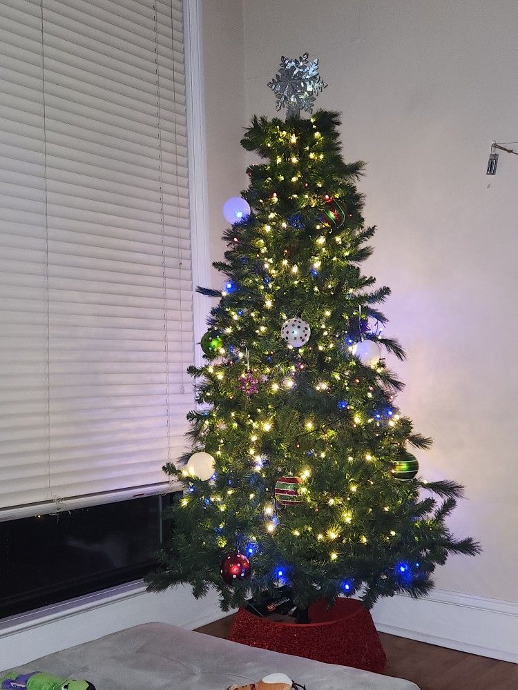 7ft PRE LIT CHRISTMAS TREE