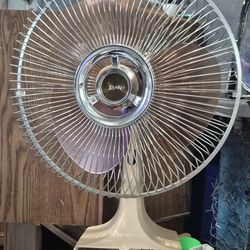  Lasko Oscillating  Fan Vintage Excellent Condition
