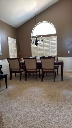 Extendable Dining Room Table in like new condition LOOK!!