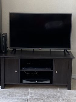 TV stand (TV NOT INCLUDED)