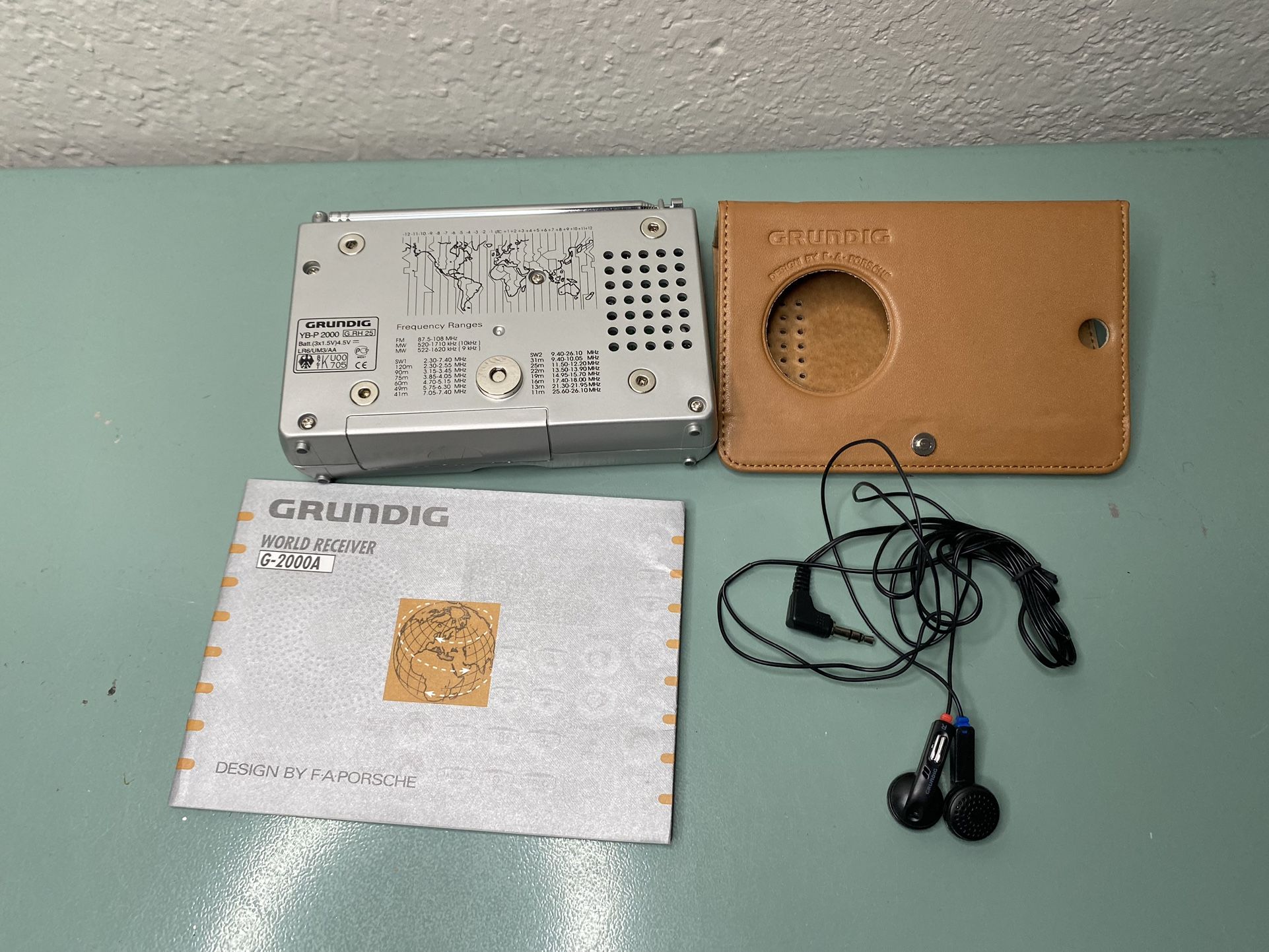 Récepteur mondial Grundig YB-P 2000 design Porsche vintage