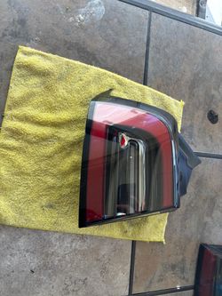 Used OEM Lamp Assembly, Rear Bodyside, Left Hand (Driver Side Outer Tail Light) Part Number: 1502086-00-D
