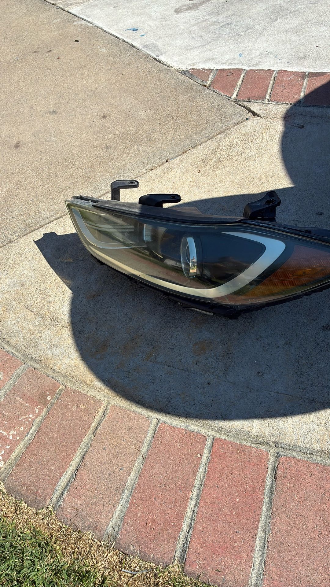 2017 Hyundai ELANTRA left side headlights