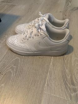 Women’s Nike Shoes size 7.5