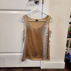 New Talbots silk 100% tank top features a scoop neckline, tag missing