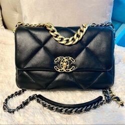𝐂𝐡𝐚𝐧𝐞𝐥   19 Flap Bag Quilted Leather shoulder bag