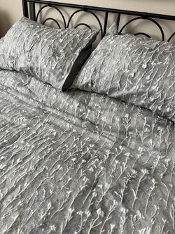 Vera Wang Full/Queen Size Comforter.