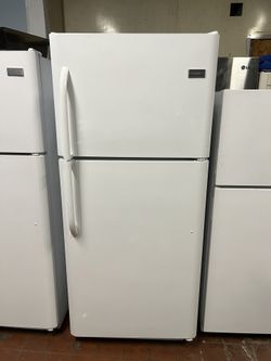Frigidaire 30 inch W” white refrigerator/ nevera blanca