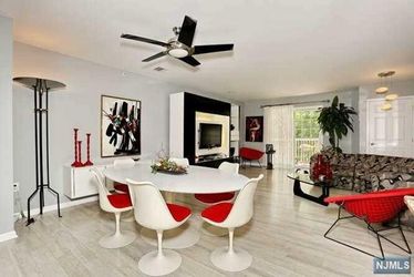 Eero Saarinen Knoll 6x White Tulip Side Chairs & Tulip Dining Table Base