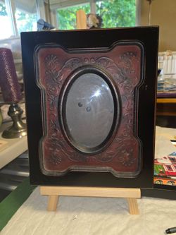 Antique Style Embossed  Oval Picture Frame. 0901507