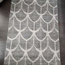 Brand new - 4' x 6' art deco rug