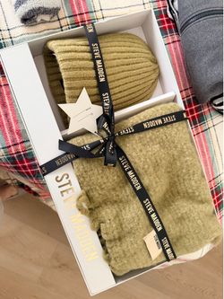Steve Madden scarf gift set