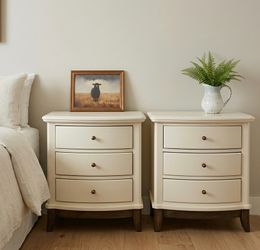 ✨Beautiful matching pair of nightstands, newly refinished✨Free Delivery 🚚✨3 drawers each ✨