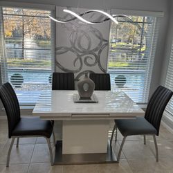 $450.00 Dinning Table 