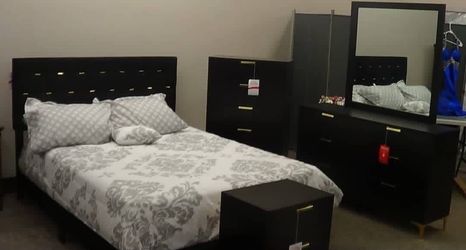 Vendo set de cuarto totalmente nuevo en caj sin uso a extrenar por usted