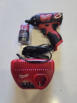 Milwaukee M12 Screwdriver with battery and charger