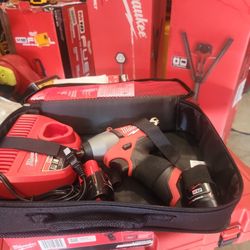 Milwaukee

M12 FUEL 12V Lithium-Ion Brushless Cordless Stubby 3/8 in. Impact Wrench Kit with One 4.0 and One 2.0Ah Batteries

STORE$329