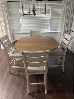 Dining table w/ 4 chairs
