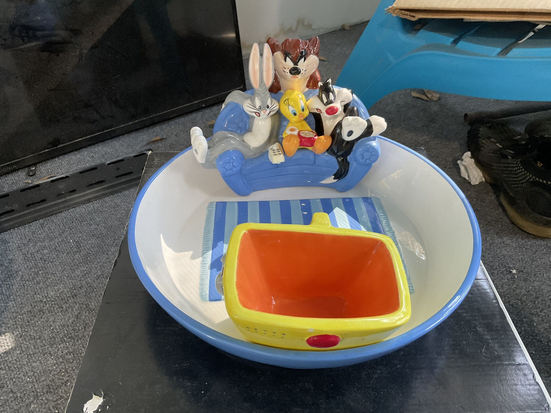 Vintage Collectors Warner Brothers Studio Looney Tunes TV Chip Dip Bowl Plate Couch Bugs Taz 12