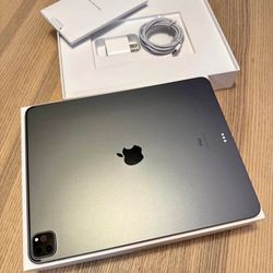 Selling iPad Pro 12.9" 128 Gb M1 chip + Magic Keyboard