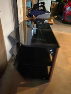 wooden-legged black glass TV unit