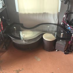 Living Room table with 2 stools