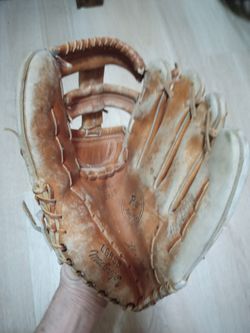 $10 VINTAGE BASEBALL MITT