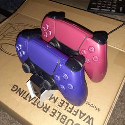 2 PS5 Dualsense Controllers + Charging Station