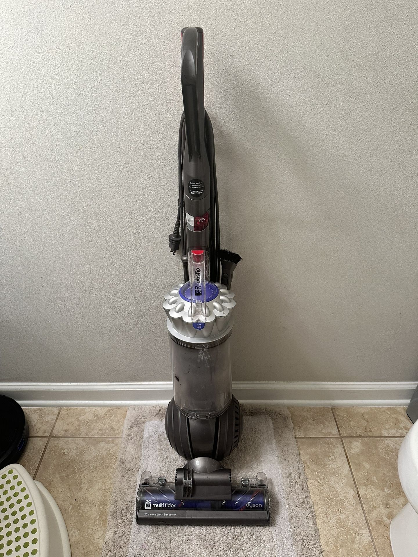Dyson DC65 Animal Ball Bagless Vacuum Cleaner W/Attachment