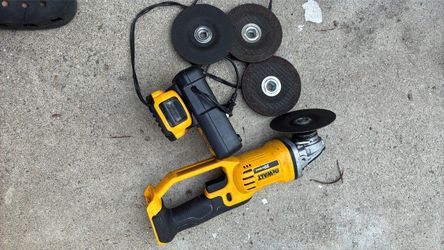 DEWALT 20V Max Cordless Angle Grinder with Discs