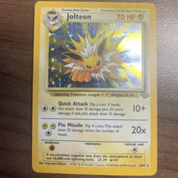 Rare near mint holographic jungle edition Jolteon Pokemon card! 4/64 