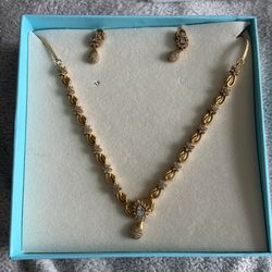  Brand new necklace with ear rings.. 