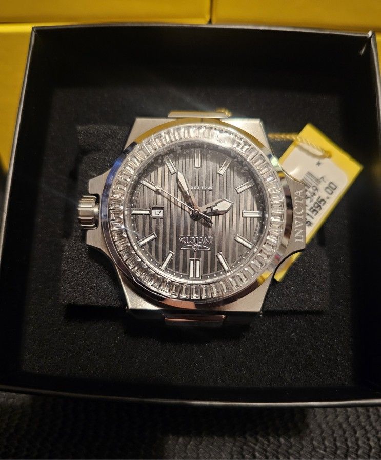 "🚨🎅☃️🎄🎁PERFECT GIFT FOR CHRISTMAS🎁🎄☃️🎅🚨"NEW MEN'S LUXURY BIG FACE ORIGINAL AKULA CRYSTAL SWISS QUARTZ INVICTA  SILVER TONE WATCH.
