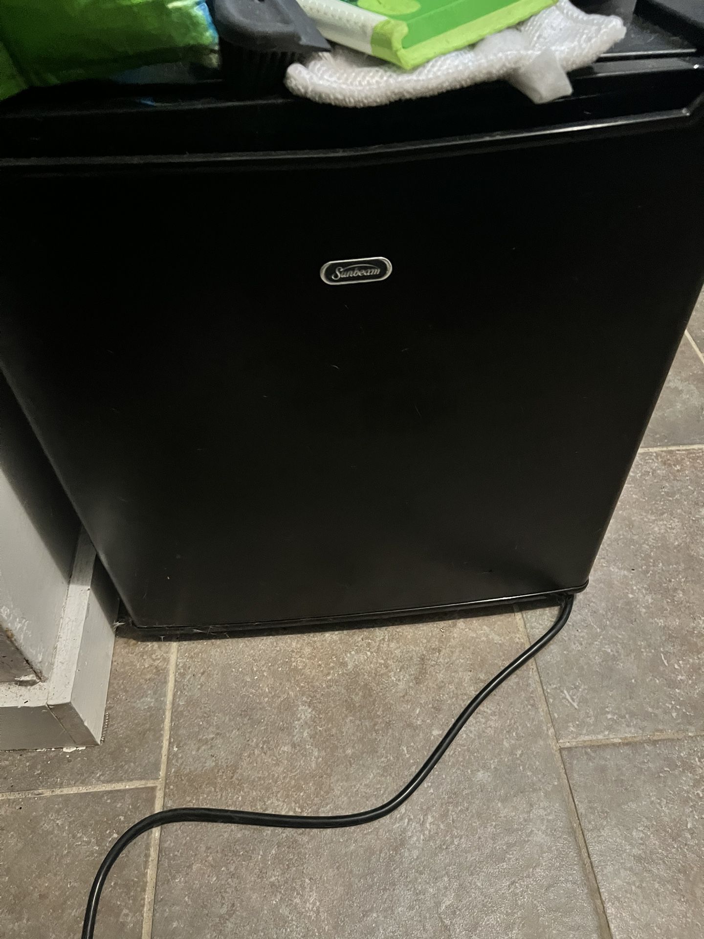 Black Sunbeam Mini-fridge
