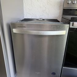 Dishwasher. Whirlpool. Stainless Steel. Size Standard.