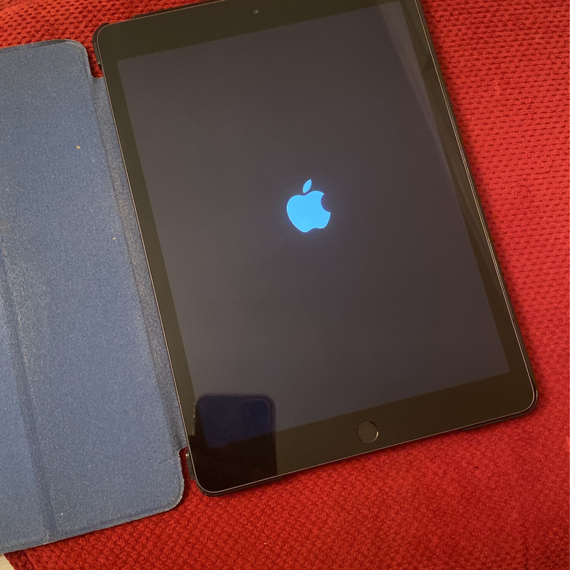Apple iPad 7,11 Black 2019 ( 10.5 inches , 32GB )  *** iCloud Lock *** , Excellent Condition , With Case Included 