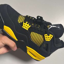 Jordan 4 Thunders Size 9.5