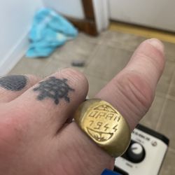 Gold Toned Ring. Guessing Size 8