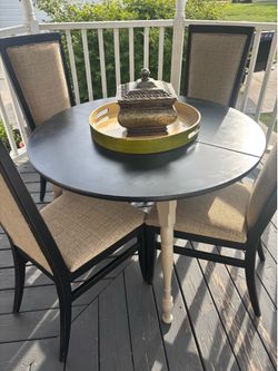 Table w 4 Chairs