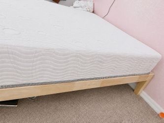 Solid wood platform Queen bed & hybrid memory foam mattress
