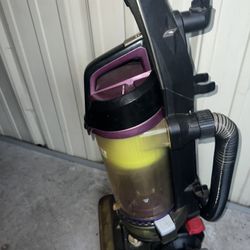Bissel Bagless Vaccum Cleaner! 🧹 Very Clean 🧼!! 