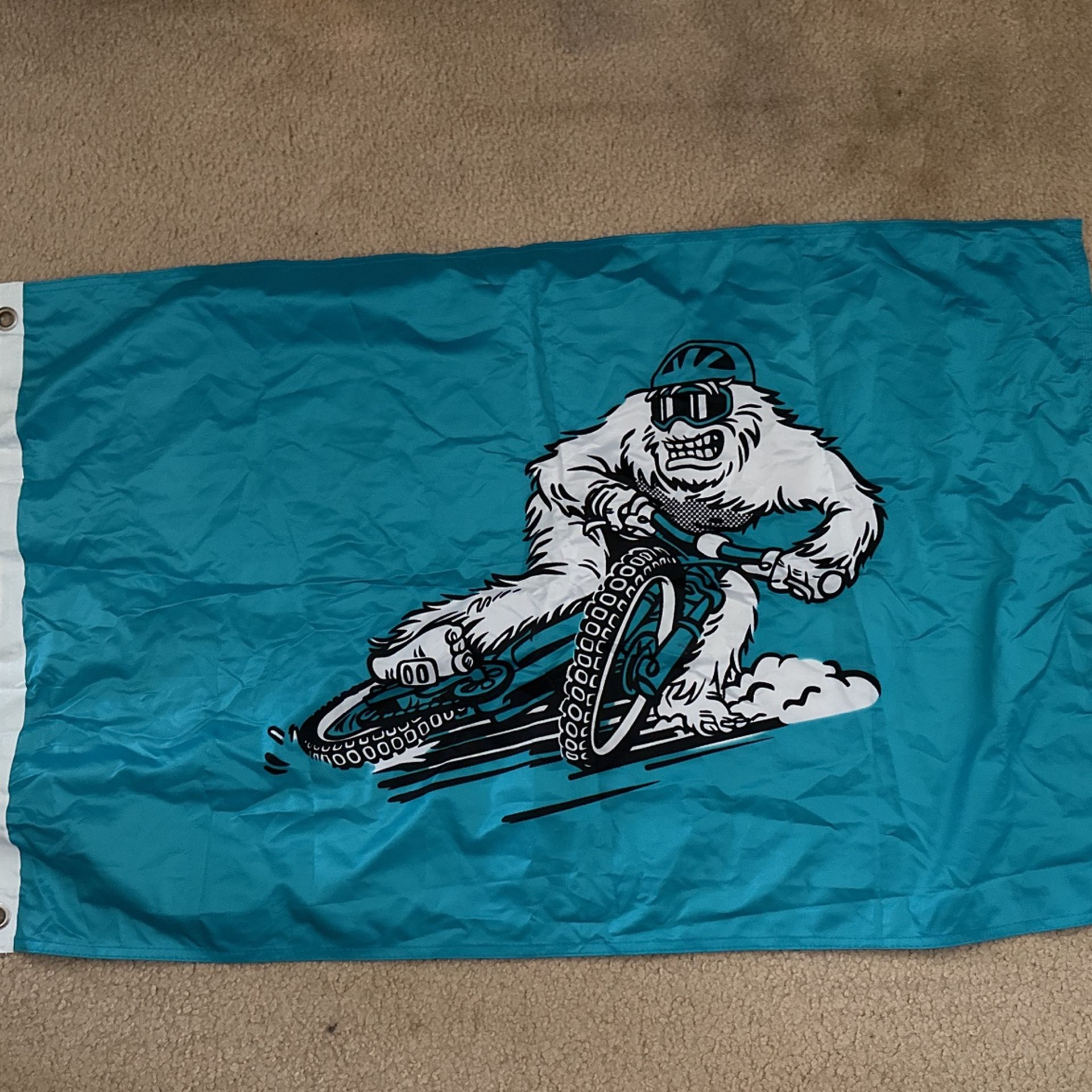 Yeti Cycles (flag) new