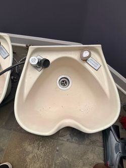 2 sinks