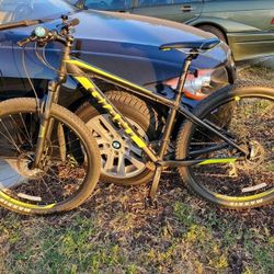 VERY NEW Giant Talon 3 Light Weight Aluminum Frame Mountain Bike (S Size)