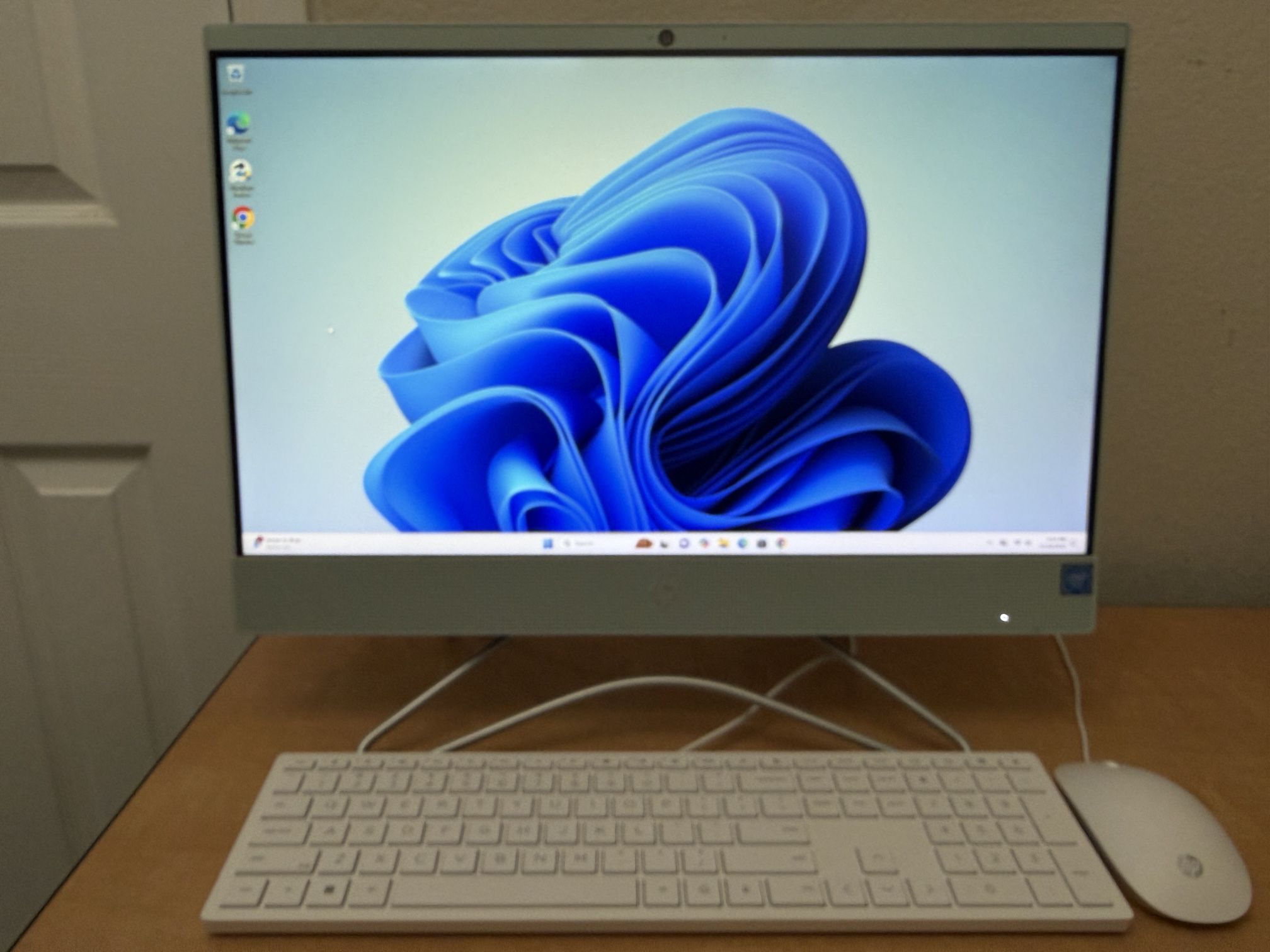 READ DESCRIPTION. Beautiful Great HP 22” All In One Desktop