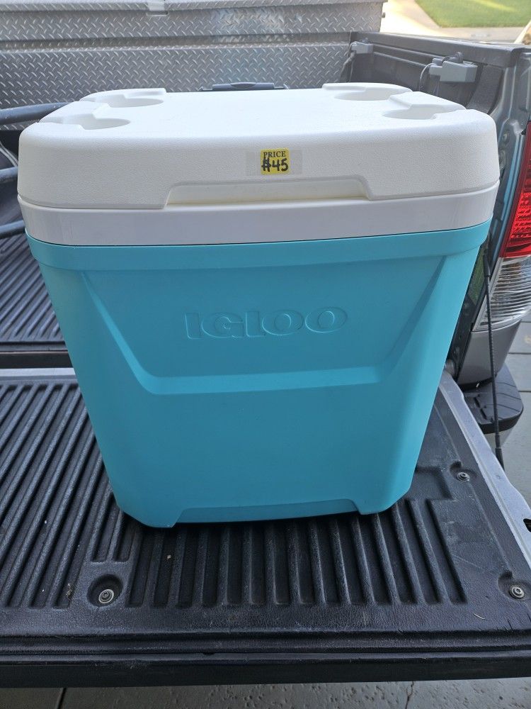 62 Qt Roller Ice Chest In New Condition