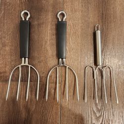 2 Pampered Chef Meat Lifter / Carving Fork featuring four stainless steel prongs & stainless steel turkey lifter/roast meat fork, great condition
