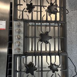 New Thermador - Masterpiece 36" Built-In Gas Cooktop with 5 Pedestal Star Burners and ExtraLow